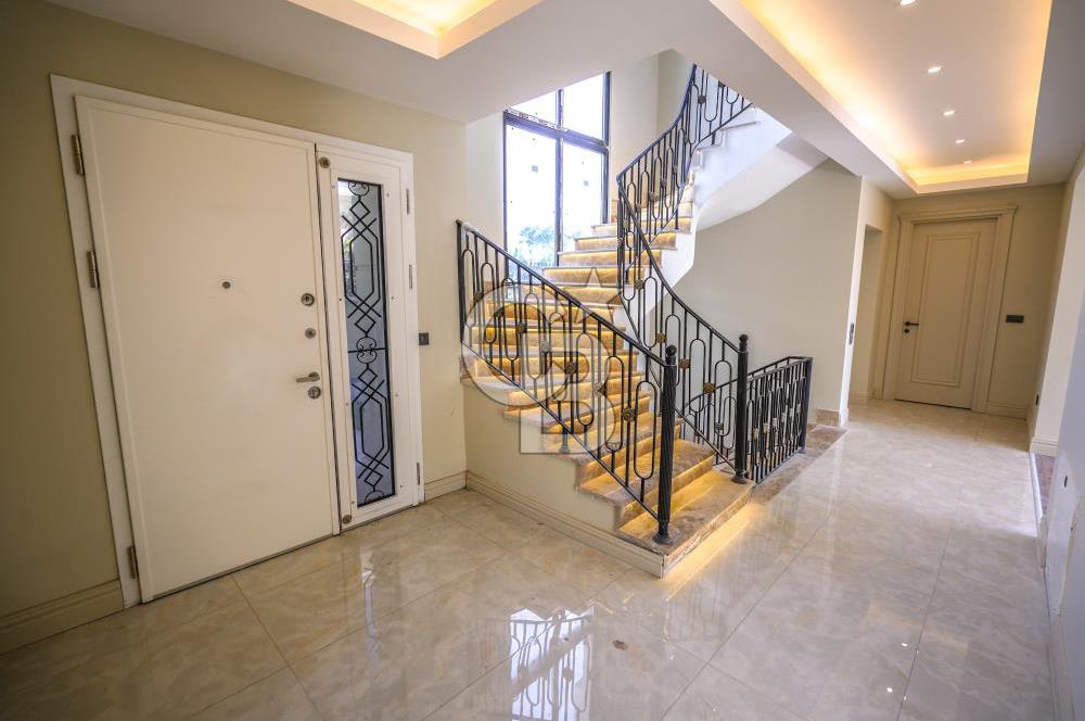 Kumburgaz'da Deniz Manzaralı,5.5+1, Havuzlu ve Asansörlü Villa
