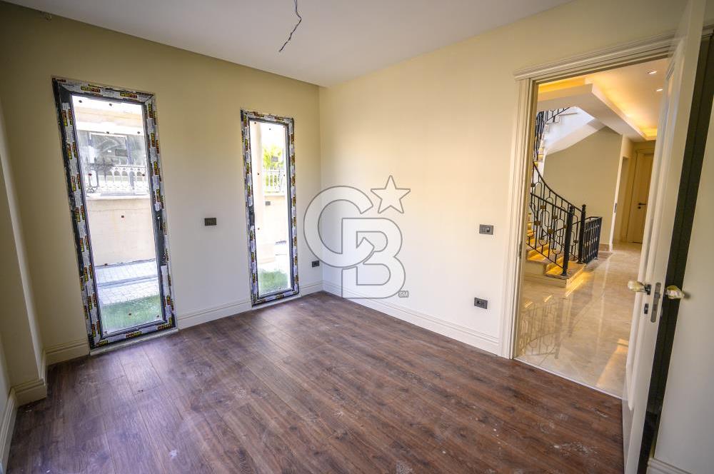 Kumburgaz'da Deniz Manzaralı,5.5+1, Havuzlu ve Asansörlü Villa