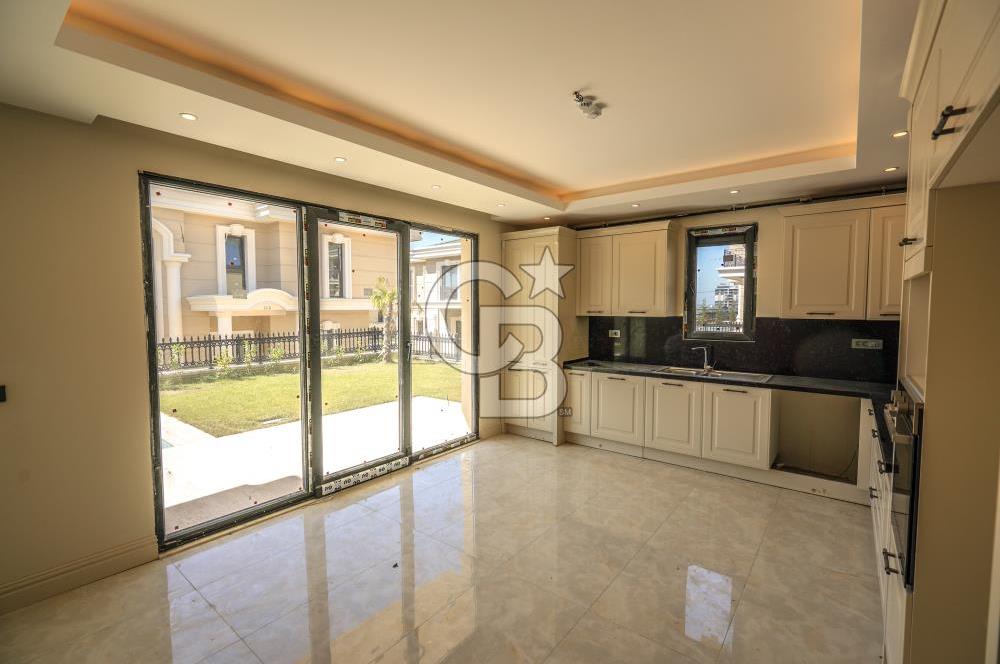 Kumburgaz'da Deniz Manzaralı,5.5+1, Havuzlu ve Asansörlü Villa