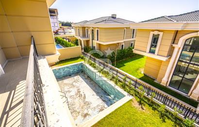 Kumburgaz'da Deniz Manzaralı,5.5+1, Havuzlu ve Asansörlü Villa