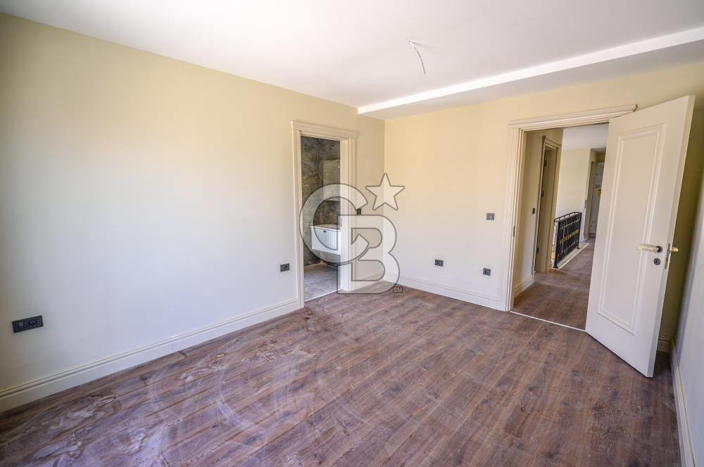 Kumburgaz'da Deniz Manzaralı,5.5+1, Havuzlu ve Asansörlü Villa