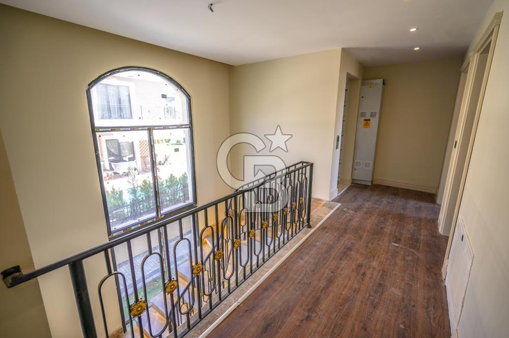 Kumburgaz'da Deniz Manzaralı,5.5+1, Havuzlu ve Asansörlü Villa