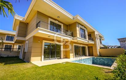 Kumburgaz'da Deniz Manzaralı,5.5+1, Havuzlu ve Asansörlü Villa