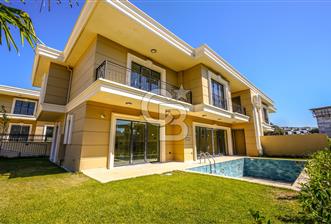 Kumburgaz'da Deniz Manzaralı,5.5+1, Havuzlu ve Asansörlü Villa