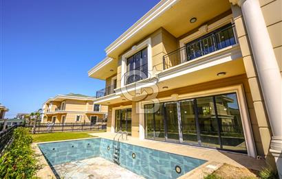 Kumburgaz'da Deniz Manzaralı,5.5+1, Havuzlu ve Asansörlü Villa