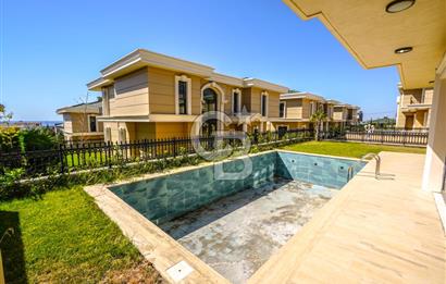 Kumburgaz'da Deniz Manzaralı,5.5+1, Havuzlu ve Asansörlü Villa