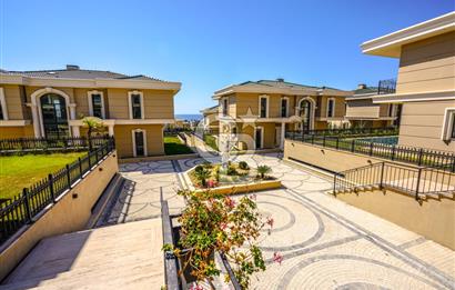 Kumburgaz'da Deniz Manzaralı,5.5+1, Havuzlu ve Asansörlü Villa