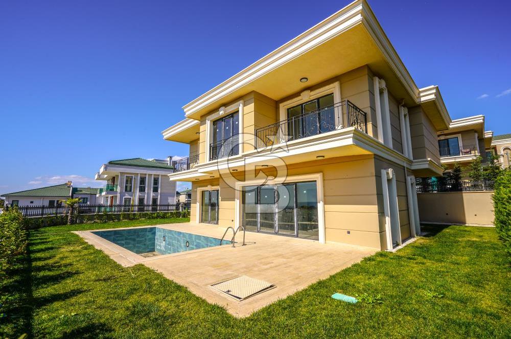 Kumburgaz'da Deniz Manzaralı,6+1, Havuzlu Tam Müstakil Villa