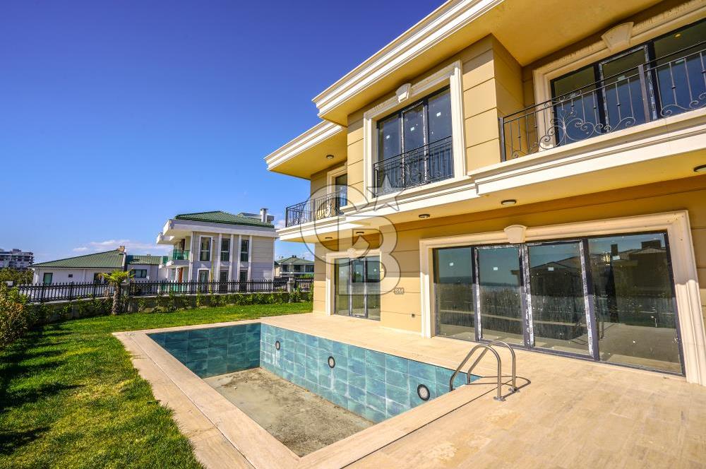 Kumburgaz'da Deniz Manzaralı,6+1, Havuzlu Tam Müstakil Villa