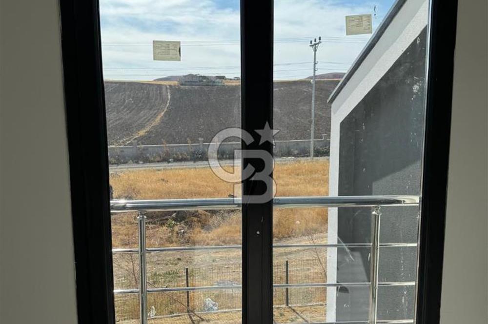 Havaalanı'na 10dk Mesafede Site İçinde Müstakil Bahçeli Villa