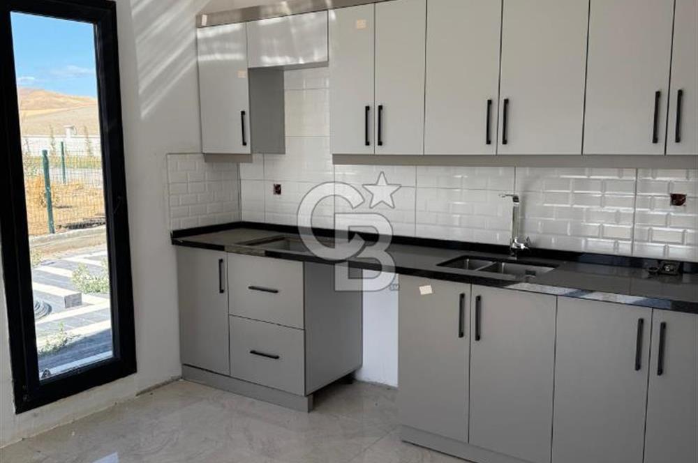 Havaalanı'na 10dk Mesafede Site İçinde Müstakil Bahçeli Villa