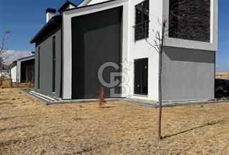 Havaalanı'na 10dk Mesafede Site İçinde Müstakil Bahçeli Villa