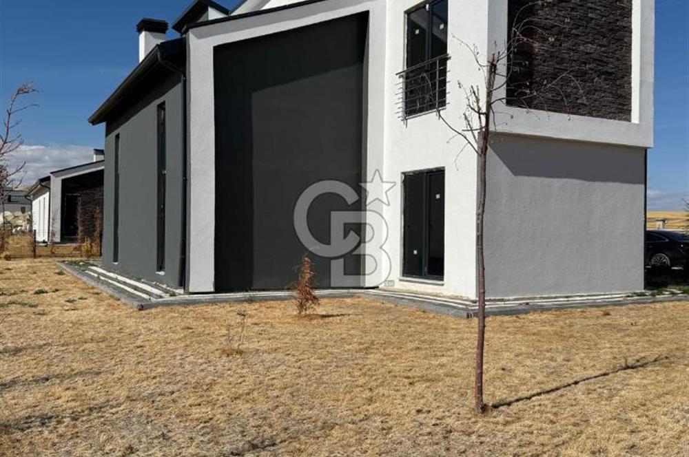 Havaalanı'na 10dk Mesafede Site İçinde Müstakil Bahçeli Villa