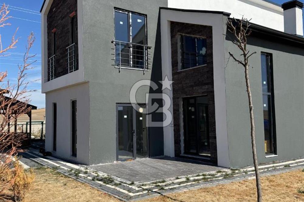 Havaalanı'na 10dk Mesafede Site İçinde Müstakil Bahçeli Villa