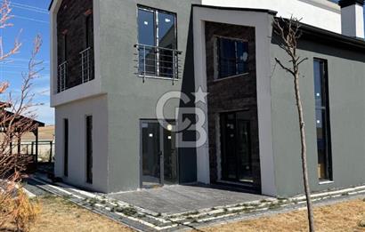 Havaalanı'na 10dk Mesafede Site İçinde Müstakil Bahçeli Villa