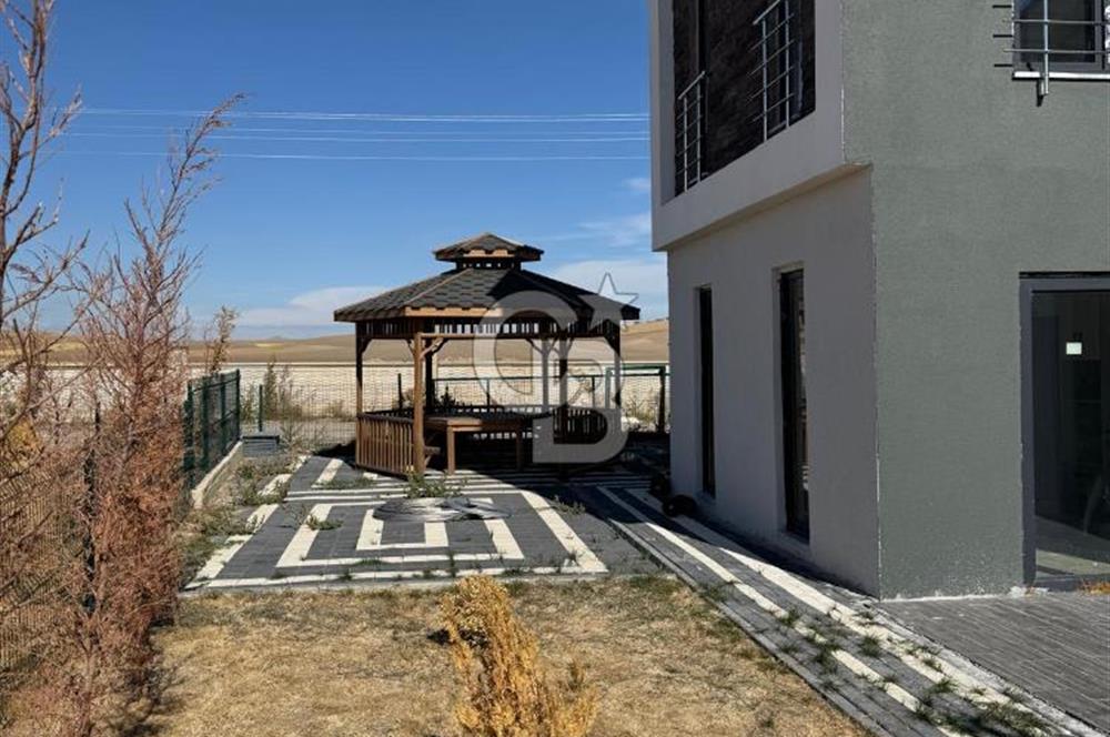 Havaalanı'na 10dk Mesafede Site İçinde Müstakil Bahçeli Villa