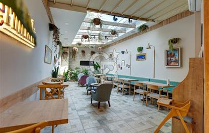 ÜSKÜDAR GASTRONOMİ SOKAĞINDA  5 KATLI TARİHİ SATILIK MÜLK 