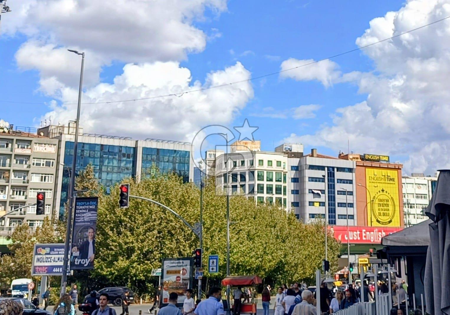 Mecidiyeköyde meydan manzaralı fırsat ofis