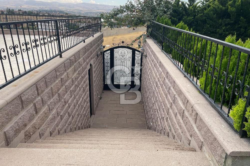 Gölbaşı Karşıyaka’da göl manzaralı satılık muhteşem vill