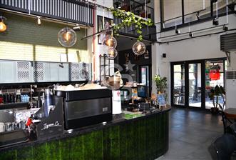 Cadde Üzerinde – Çift Bahçeli – Kütüphane Konseptli Devren Kiralık Kafe