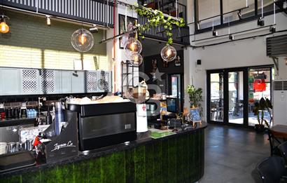 Cadde Üzerinde – Çift Bahçeli – Kütüphane Konseptli Devren Kiralık Kafe