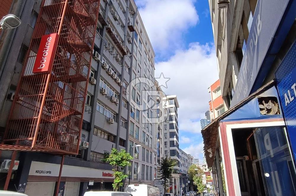 Mecidiyeköy'de prestijli plazada manzaralı ofis