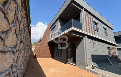 MERSİN ÇANKAYA KUYULUK’TA SATILIK 4+1 BAHÇELİ TRİPLEX VİLLA – GENİŞ TERASLI, OTOPARKLI, LÜKS SİTE İÇİNDE