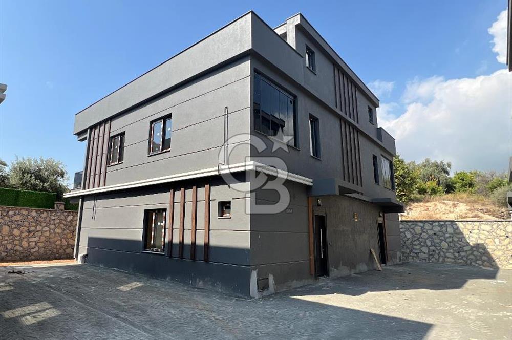 MERSİN ÇANKAYA KUYULUK’TA SATILIK 4+1 BAHÇELİ TRİPLEX VİLLA – GENİŞ TERASLI, OTOPARKLI, LÜKS SİTE İÇİNDE