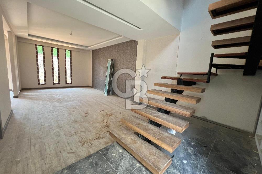 MERSİN ÇANKAYA KUYULUK’TA SATILIK 4+1 BAHÇELİ TRİPLEX VİLLA – GENİŞ TERASLI, OTOPARKLI, LÜKS SİTE İÇİNDE