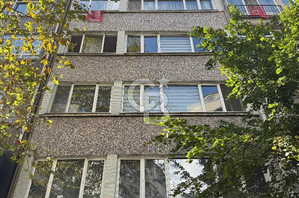 BEŞİKTAŞ TÜRKALİDE ÇARŞININ TAM ORTASINDA KOMPLE BİNA