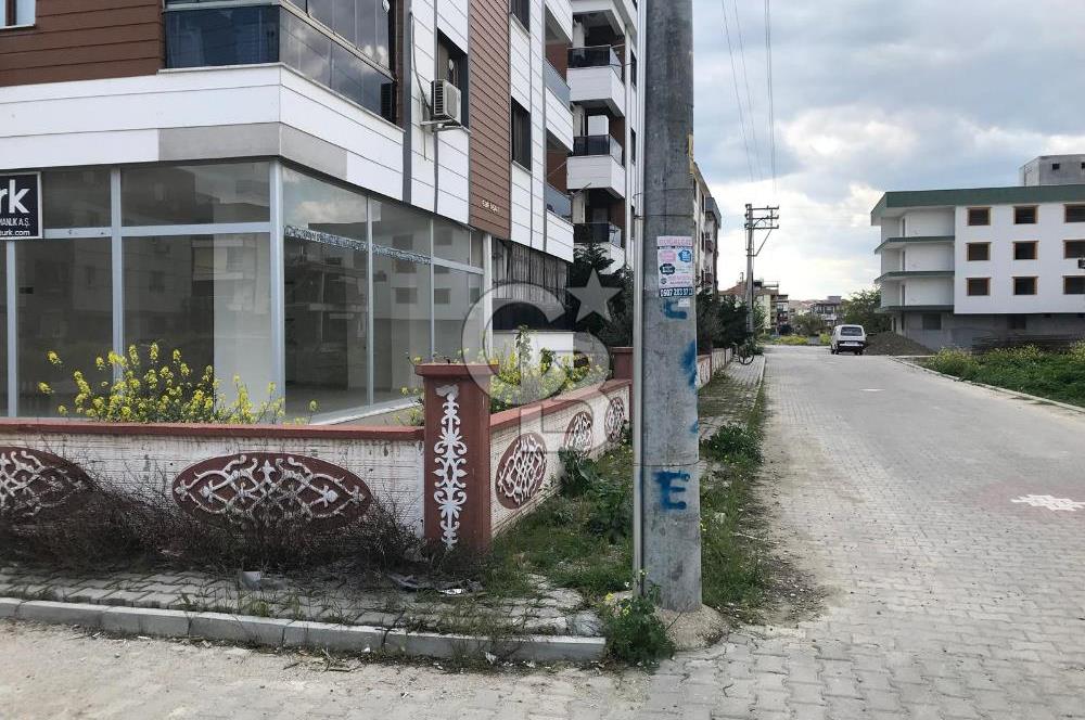 Yunusemre Muradiye'de Bahçeli Köşe Dükkan