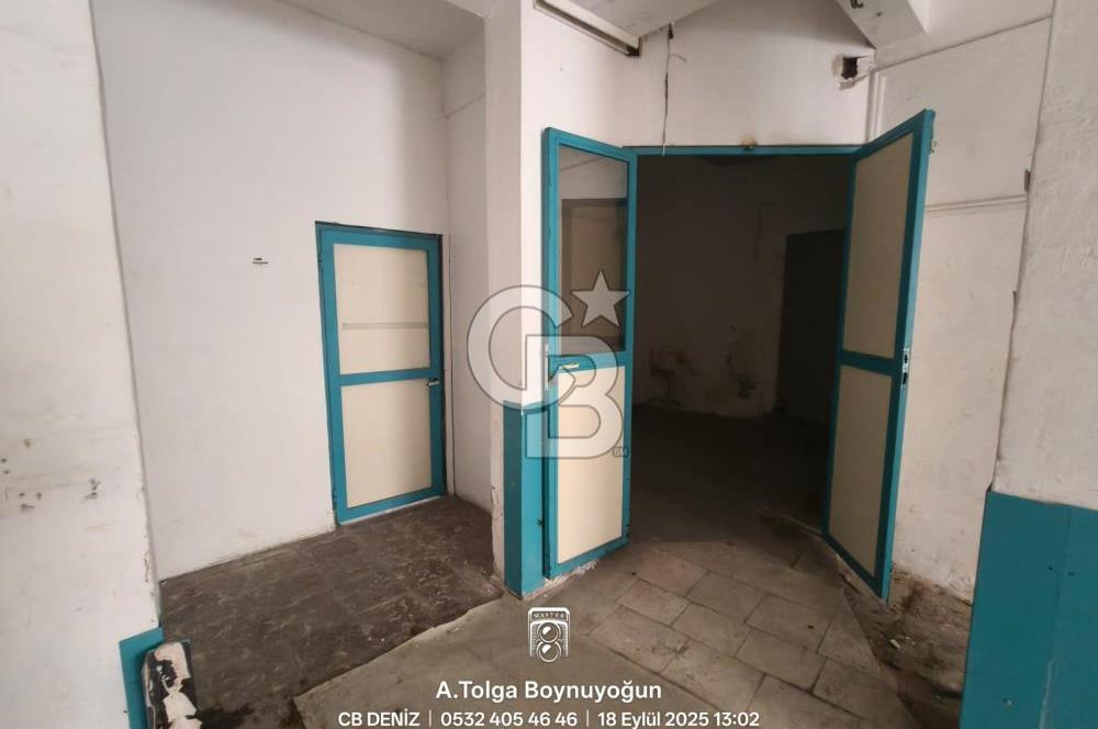 Karşıyaka Donanmacı da satılık boş dükkan
