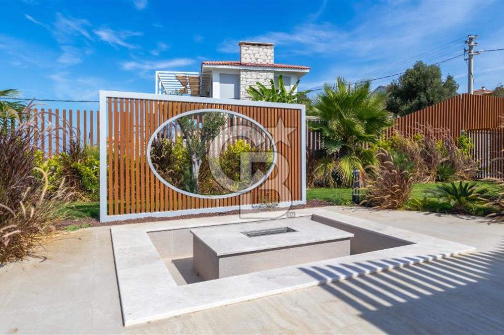 ÇEŞME OVACIK'TA MÜSTAKİL HAVUZLU MODERN LÜKS VİLLA