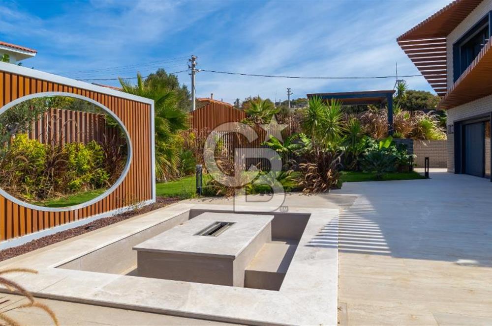 ÇEŞME OVACIK'TA MÜSTAKİL HAVUZLU MODERN LÜKS VİLLA