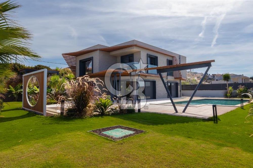 ÇEŞME OVACIK'TA MÜSTAKİL HAVUZLU MODERN LÜKS VİLLA