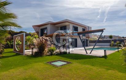 ÇEŞME OVACIK'TA MÜSTAKİL HAVUZLU MODERN LÜKS VİLLA