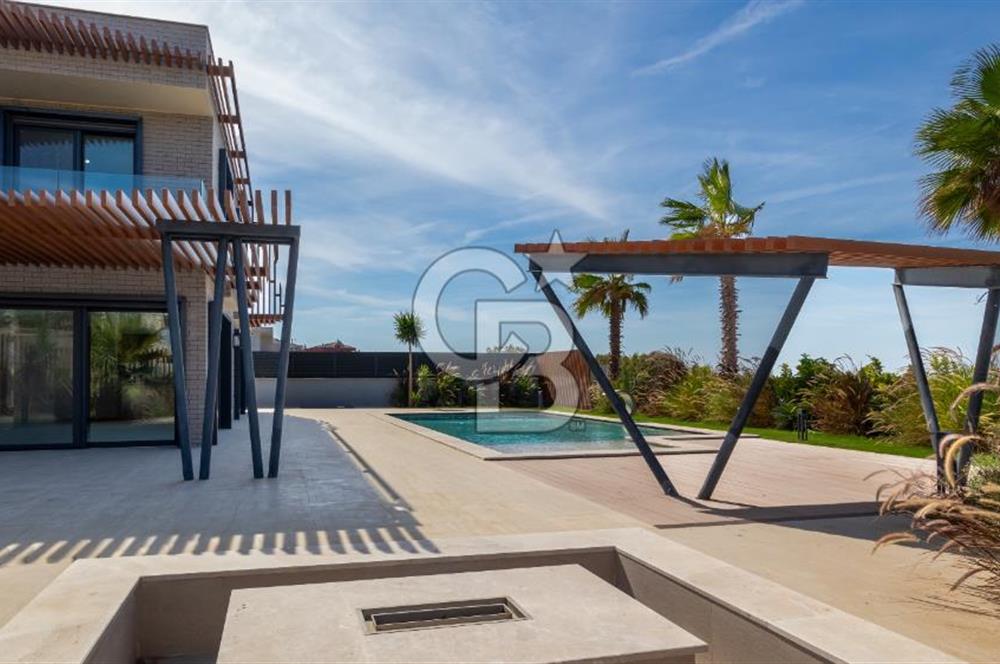 ÇEŞME OVACIK'TA MÜSTAKİL HAVUZLU MODERN LÜKS VİLLA