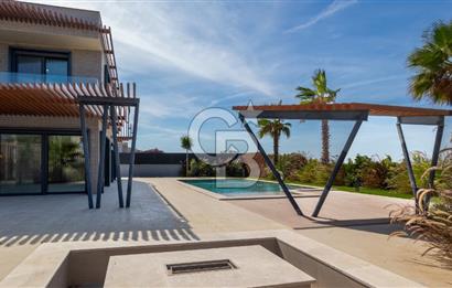 ÇEŞME OVACIK'TA MÜSTAKİL HAVUZLU MODERN LÜKS VİLLA