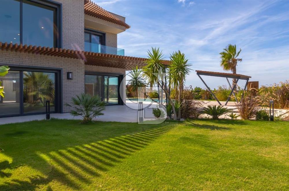 ÇEŞME OVACIK'TA MÜSTAKİL HAVUZLU MODERN LÜKS VİLLA