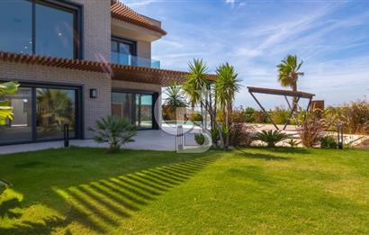 ÇEŞME OVACIK'TA MÜSTAKİL HAVUZLU MODERN LÜKS VİLLA