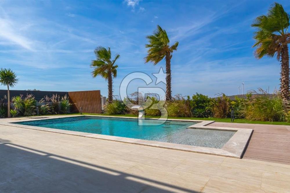 ÇEŞME OVACIK'TA MÜSTAKİL HAVUZLU MODERN LÜKS VİLLA
