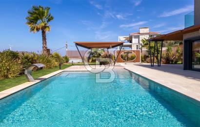 ÇEŞME OVACIK'TA MÜSTAKİL HAVUZLU MODERN LÜKS VİLLA