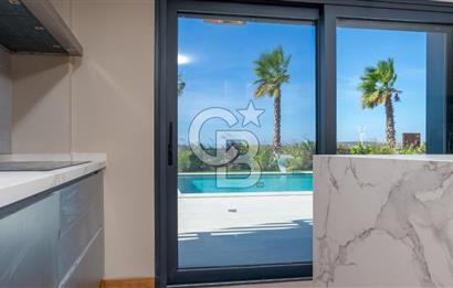 ÇEŞME OVACIK'TA MÜSTAKİL HAVUZLU MODERN LÜKS VİLLA