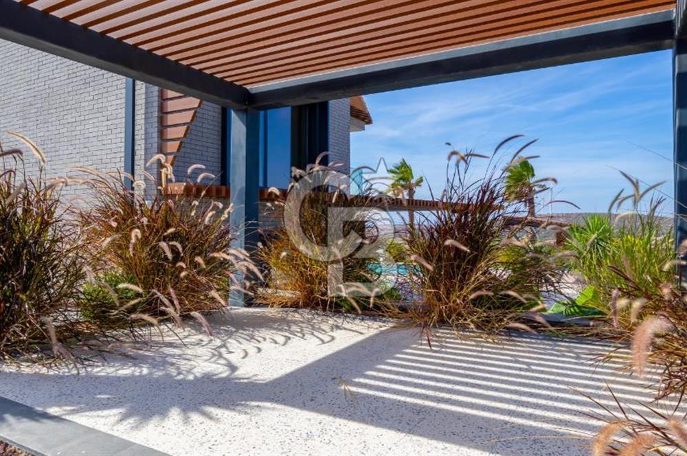 ÇEŞME OVACIK'TA MÜSTAKİL HAVUZLU MODERN LÜKS VİLLA