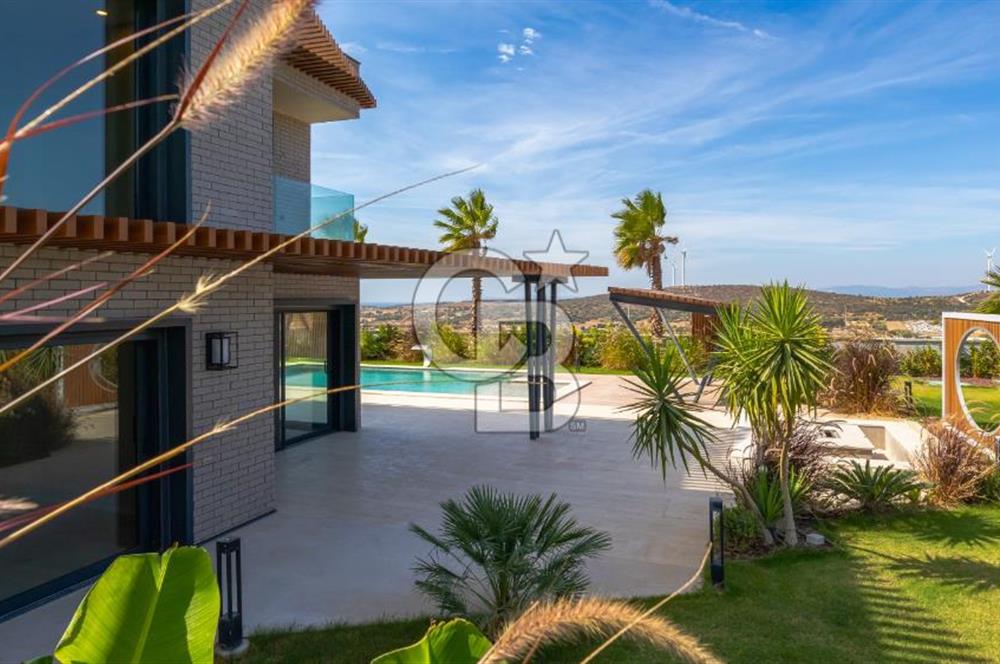 ÇEŞME OVACIK'TA MÜSTAKİL HAVUZLU MODERN LÜKS VİLLA