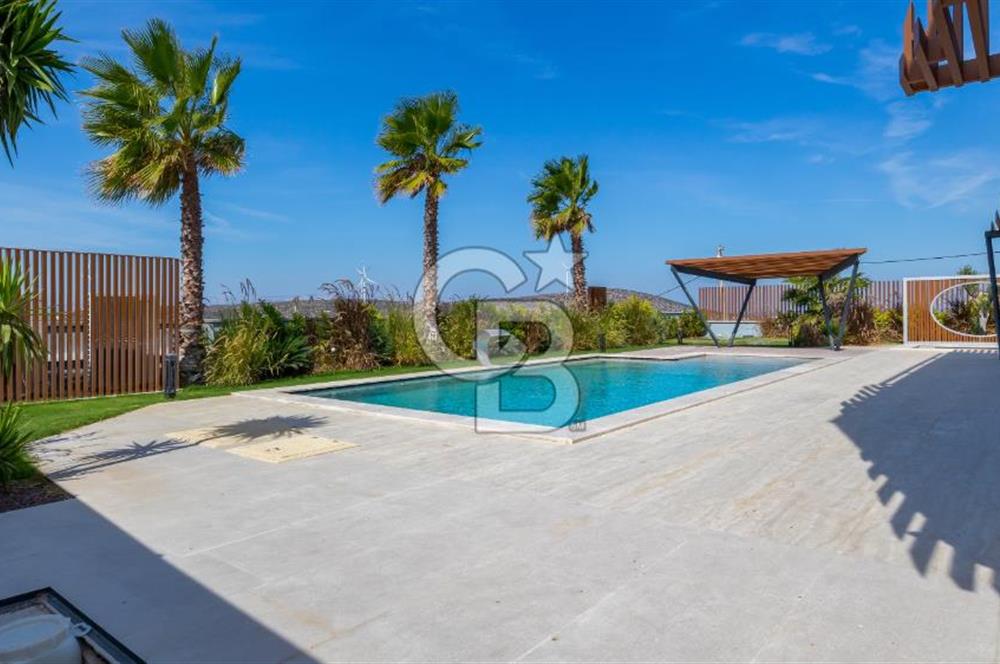 ÇEŞME OVACIK'TA MÜSTAKİL HAVUZLU MODERN LÜKS VİLLA