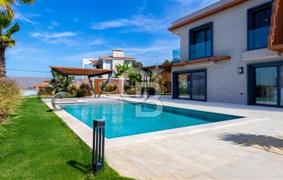 ÇEŞME OVACIK'TA MÜSTAKİL HAVUZLU MODERN LÜKS VİLLA