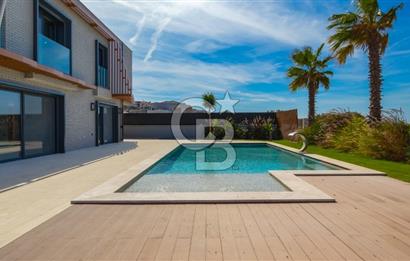 ÇEŞME OVACIK'TA MÜSTAKİL HAVUZLU MODERN LÜKS VİLLA