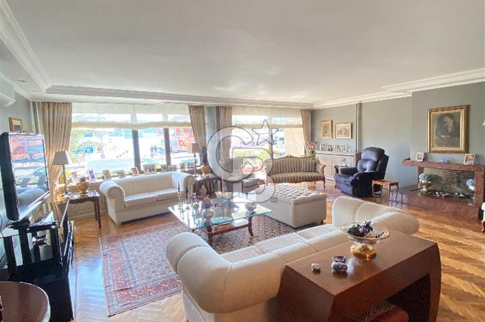 ARNAVUTKÖY SAHİLDE EN SEÇKİN APARTMANDA SATILIK YALI DAİRESİ