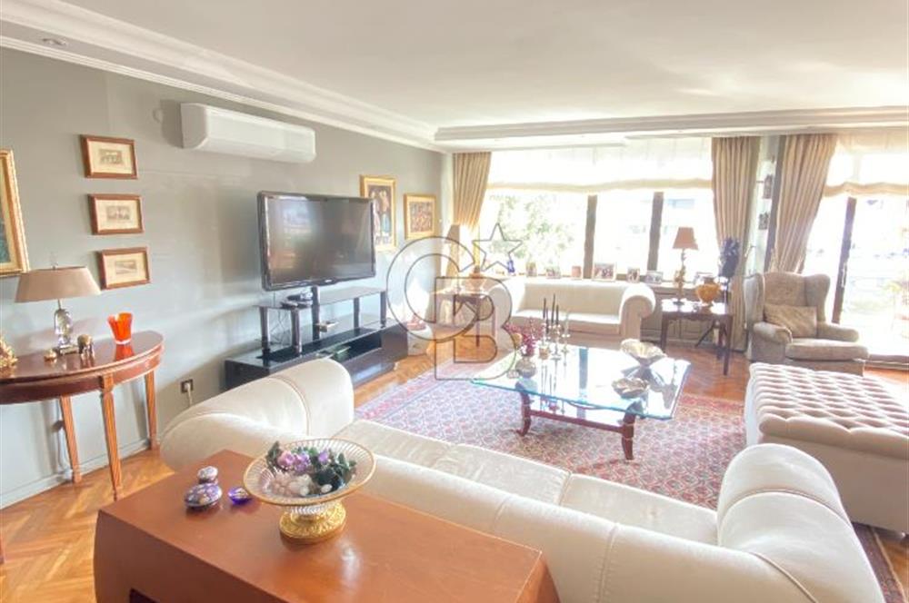 ARNAVUTKÖY SAHİLDE EN SEÇKİN APARTMANDA SATILIK YALI DAİRESİ